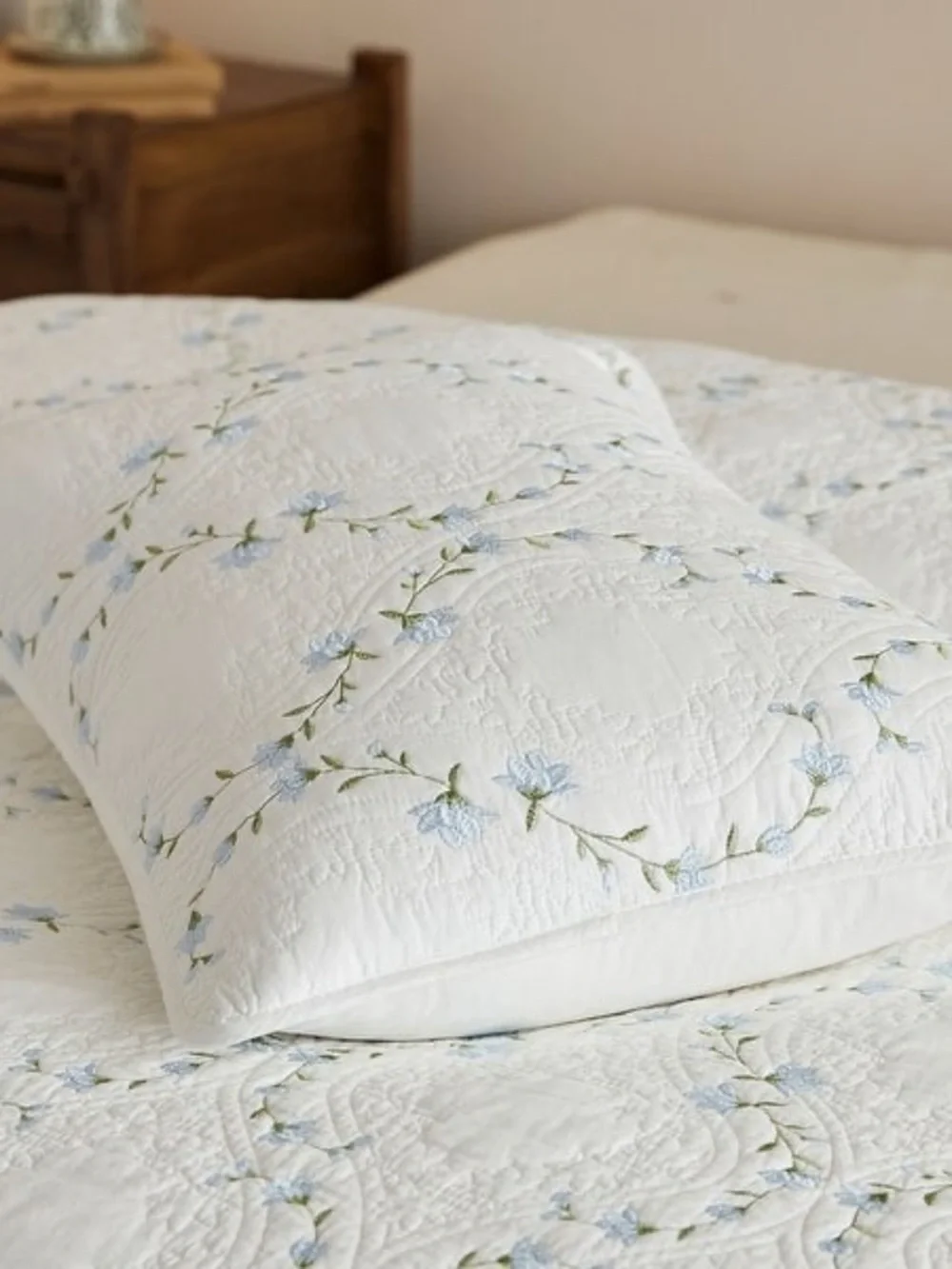 3 PIECE COTTON COVER FLORAL EMBROIDERED COTTAGE QUILT BEDSPREAD SET